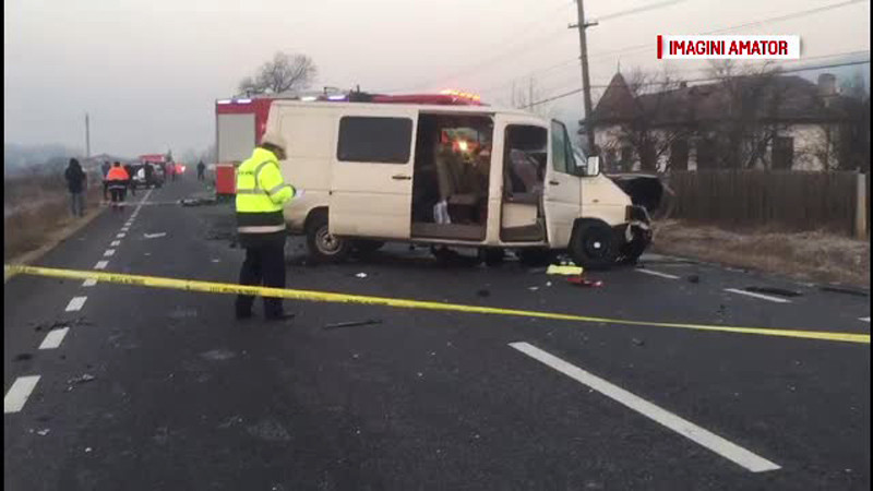 Accident cu 2 morti si 14 raniti, dupa ce doua microbuze s-au ciocnit. "Ne-am trezit toti plini de sange"