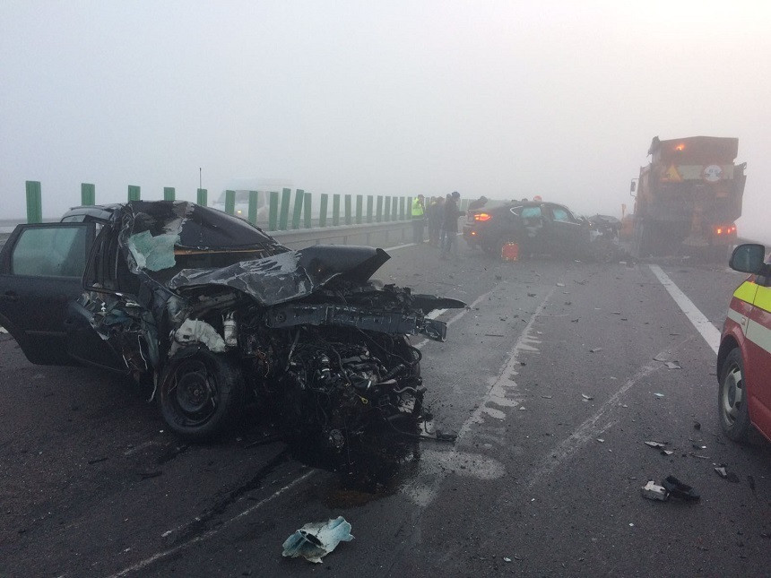Accident grav pe Autostrada Soarelui, din cauza cetii. O masina a intrat in plin in utilitara cu material antiderapant
