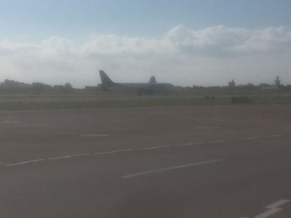 Avion cu 111 pasageri la bord, deturnat de doi barbati care aveau arme false. Toti ostaticii au fost eliberati in final