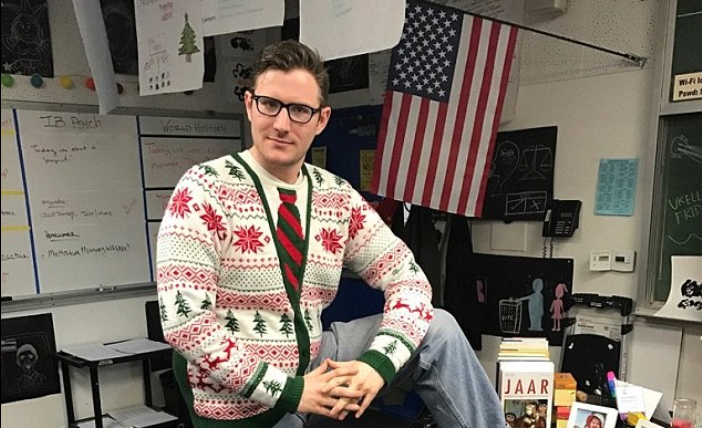 Cadoul cumparat de 25 de elevi profesorului lor. Reactia dascalului a ajuns virala: "Sunt cel mai cool!" VIDEO