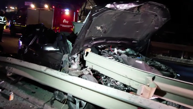 O tanara de 19 ani a murit intr-un accident, dupa ce masina in care se afla s-a izbit de un cap de pod si s-a rupt in doua