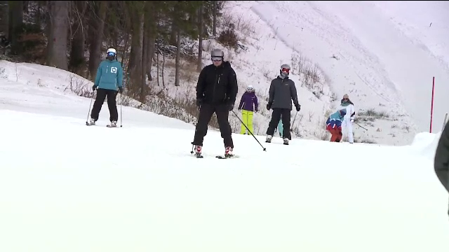 Partia din Poiana Brasov, plina de turisti. Strainii s-au indragostit de muntii nostri: "E la fel de frumos ca in Alpi"
