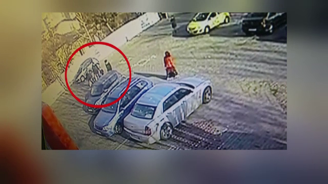 Barbat din Bucuresti, atacat cu cutitul in parcarea unui supermarket. Scandalul a pornit la casa de marcat