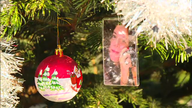 Familiile victimelor din Colectiv au adus un brad in parcul Bucur. Eugen Iancu: "Am impodobit cu pozele copiilor nostri"