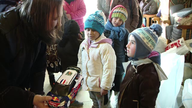 Preotul Damaschin a adus din nou cadouri pentru 1.000 de copii sarmani din Iasi. Mesajul parintelui pentru cei mici