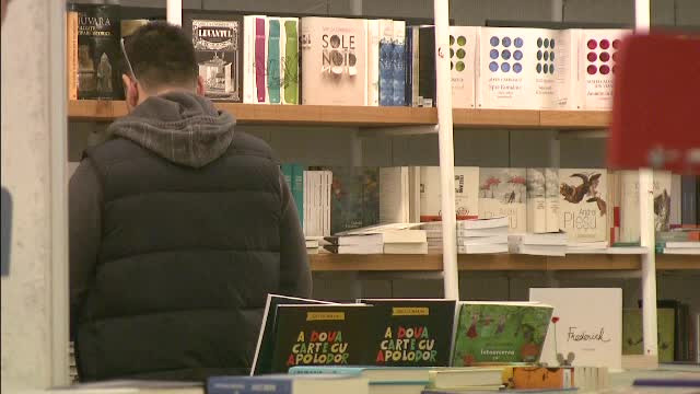 Tehnica prin care opereaza hotii de carti: "Plateste una si mai ia alta". Care a fost cea mai furata opera in 2016