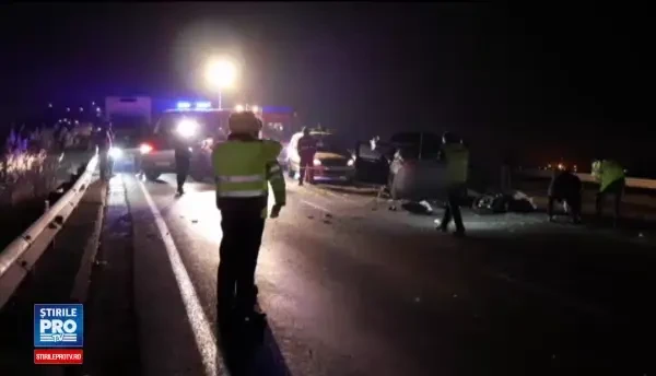 O tanara de 19 ani a murit intr-un accident, dupa ce masina in care se afla s-a izbit de un cap de pod si s-a rupt in doua
