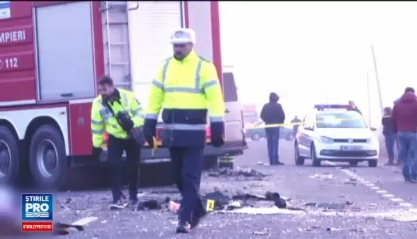 Accident cu 2 morti si 14 raniti, dupa ce doua microbuze s-au ciocnit. Ne-am trezit toti plini de sange