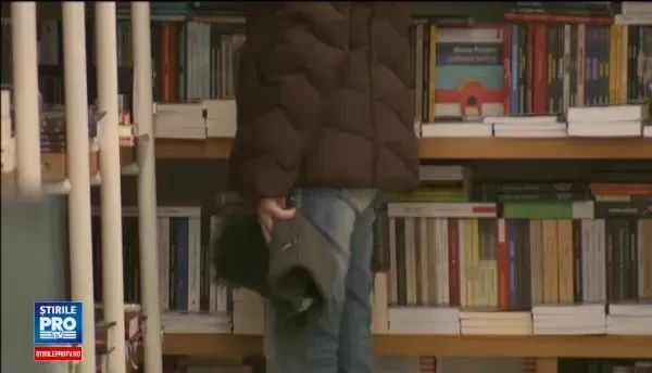 Tehnica prin care opereaza hotii de carti: Plateste una si mai ia alta. Care a fost cea mai furata opera in 2016