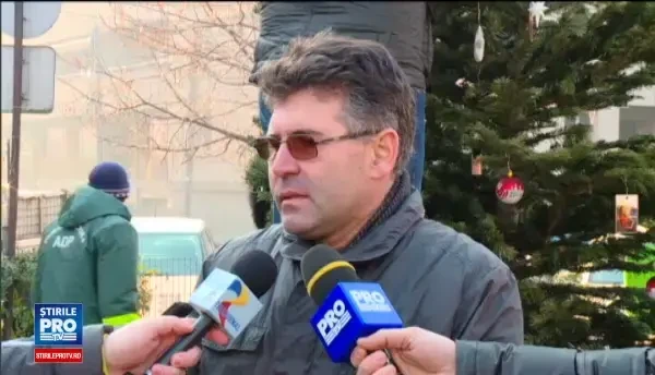 Familiile victimelor din Colectiv au adus un brad in parcul Bucur. Eugen Iancu: Am impodobit cu pozele copiilor nostri