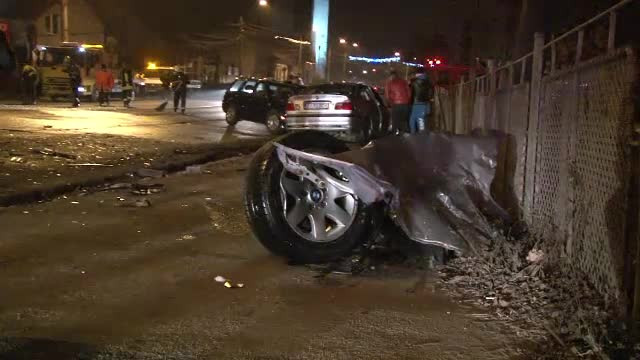 Accident in Turda. Doi tineri au ajuns la spital, dupa ce masina lor a derapat si s-a ciocnit violent cu alte doua vehicule