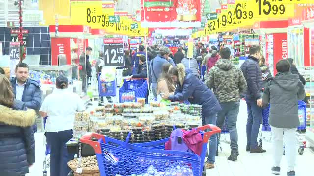 Cumparaturile pentru Craciun nu sunt nici pe departe terminate. Sute de romani au mers prin magazine, inclusiv noaptea