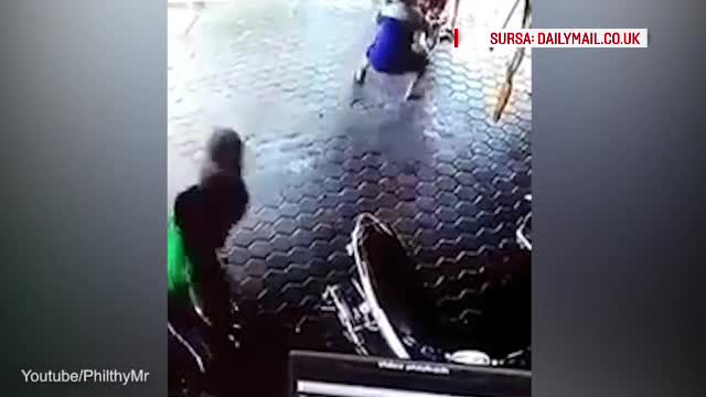 Un tata si-a salvat cei doi copii in ultimul moment, de o masina scapa de sub control. VIDEO