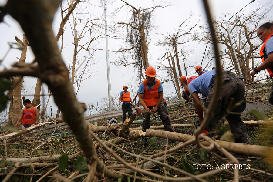 Sute de mii oameni si-au parasit casele in ziua de Craciun, in Filipine. 12.000 de oameni sunt blocati din cauza taifunului