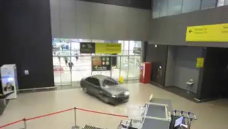 Incident uluitor pe un aeroport din Rusia. De ce a intrat un barbat cu masina in terminalul aerogarii