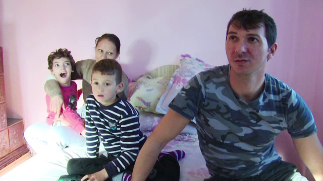 Tatal este tintuit la pat, iar fiica sa sufera de paralizie cerebrala. "Medicii ne-au dat sperante ca se va face bine"