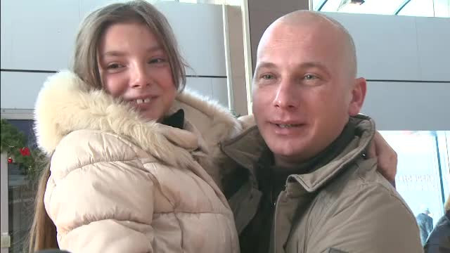 Mii de romani s-au intors in tara pentru a-si petrece Sarbatorile. Revedere emotionanta intre un tata si fetita lui