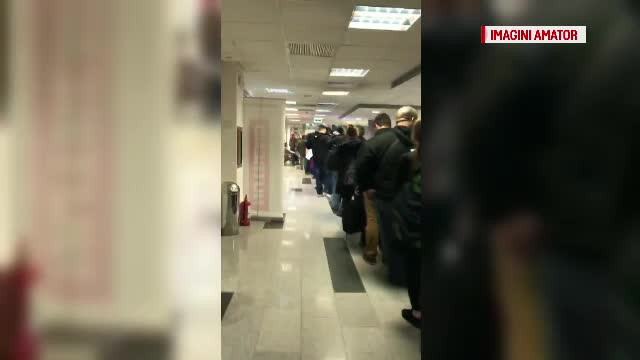 Cat de greu vine Mosul cu cadourile comandate online. Coada de sute de metri la un retailer, in Bucuresti