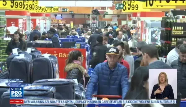 Cumparaturile pentru Craciun nu sunt nici pe departe terminate. Sute de romani au mers prin magazine, inclusiv noaptea