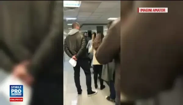 Cat de greu vine Mosul cu cadourile comandate online. Coada de sute de metri la un retailer, in Bucuresti