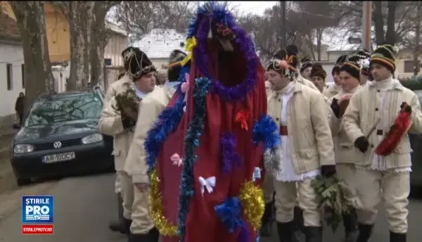 Curtea castelului regal de la Savarsin, plina de colindatori. Mesajul Principesei Margareta