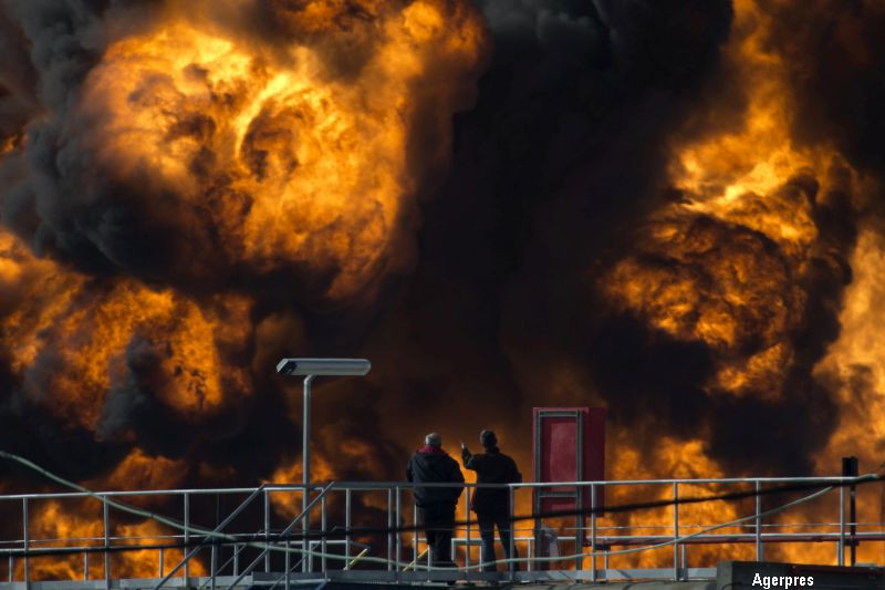 Incendiu in dimineata de Craciun la cea mai mare rafinarie de petrol din Israel. Flacarile si fumul gros au impanzit zona