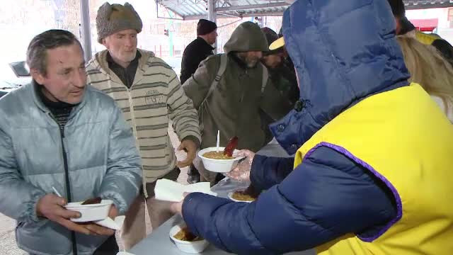 Traditie respectata de 20 de ani in Timisoara. Zeci de oameni sarmani au primit cadou o masa calda, de Sarbatori