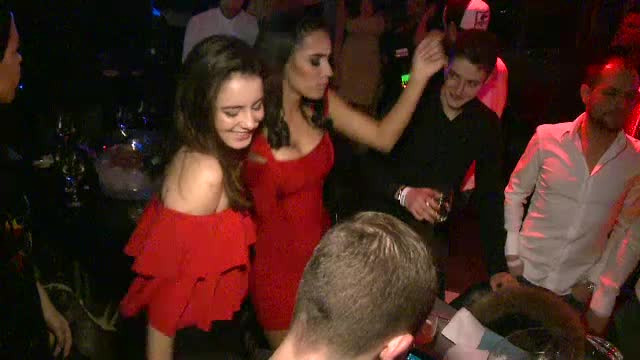 Tinerii care au petrecut Sarbatorile in club, cu craciunite. "Ce-mi doresc cel mai mult? Sa iau BAC-ul!"