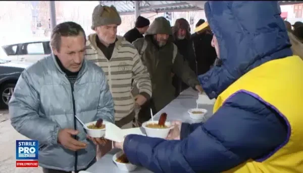 Traditie respectata de 20 de ani in Timisoara. Zeci de oameni sarmani au primit cadou o masa calda, de Sarbatori