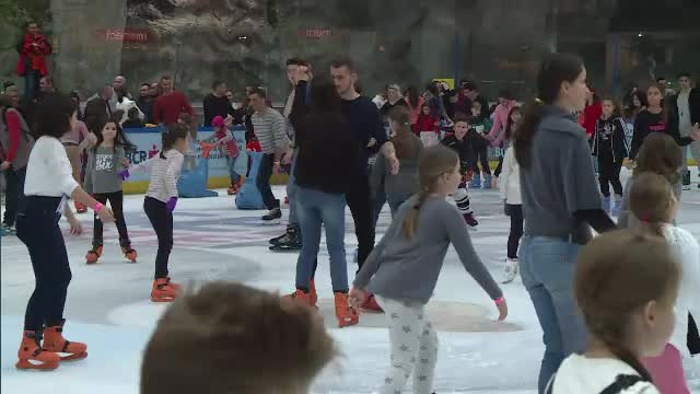 Mall-urile din Bucuresti, luate cu asalt a doua zi de Craciun. Principalele distractii: cumparaturile si patinoarul