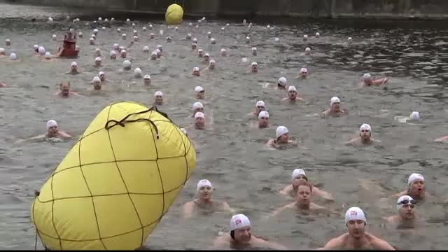 Traditie rece ca gheata. Sute de oameni au facut baie in apa de doar 4 grade Celsius, in Praga