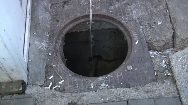 Mobilizare de forte in centrul Bacaului. Voluntari si pompieri s-au chinuit sa scoata o catelusa cazuta intr-un canal