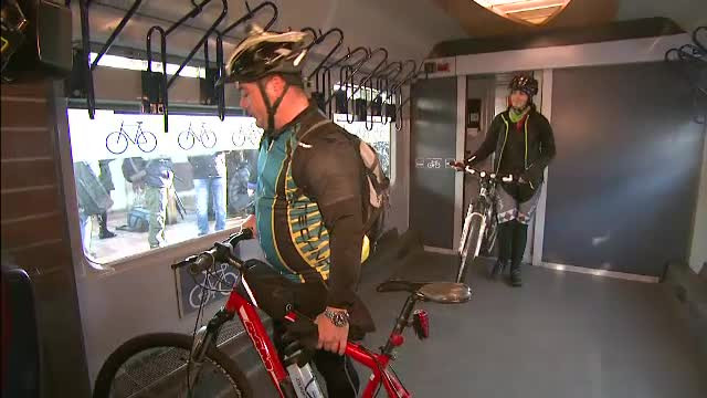 CFR a introdus primul vagon special pentru cei care practica sporturile de iarna. Cat costa un bilet Bucuresti - Brasov