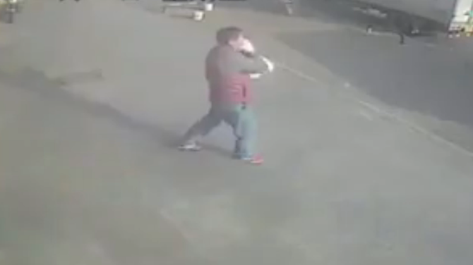 Un chinez a iesit cu banii in mana din banca, dar vantul i-a suflat pe toti pe jos. Ce s-a intamplat in secunda urmatoare