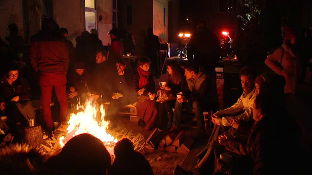 Proprietarii de baruri, fortati de legea anti-fumat sa fie inventivi. Solutia gasita pentru a se putea fuma pe terasa, iarna