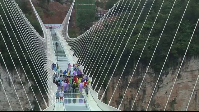 Atractiile turistice care redefinesc termenul de "vacanta exotica". Insula pe care 1.500 de indragostiti se casatoresc anual