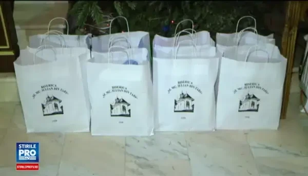Cadouri pentru mamele care au nascut de Craciun, din partea unei parohii din Iasi: bani, o icoana si trusouri pentru prunci