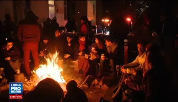 Proprietarii de baruri, fortati de legea anti-fumat sa fie inventivi. Solutia gasita pentru a se putea fuma pe terasa, iarna