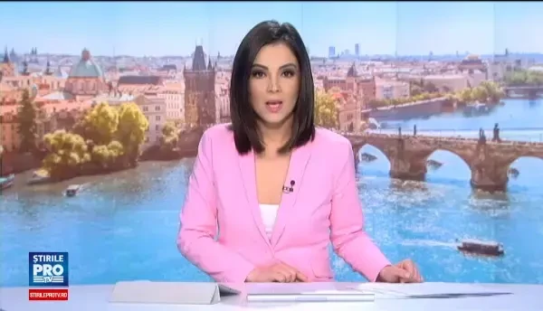 Traditie rece ca gheata. Sute de oameni au facut baie in apa de doar 4 grade Celsius, in Praga