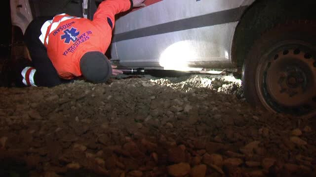 O ambulanta a ramas impotmolita in noroi, dupa ce a preluat o pacienta. Pompierii sunt cei care au salvat situatia