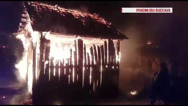 Incendiu puternic intr-un sat din Vatra Dornei. O casa a fost arsa complet, iar oamenii au iesit in strada de frica