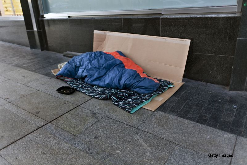 Gestul emotionant facut de un barbat pentru doi tineri, dupa ce i-a vazut traind pe strazi. Omul vrea sa repete fapta buna