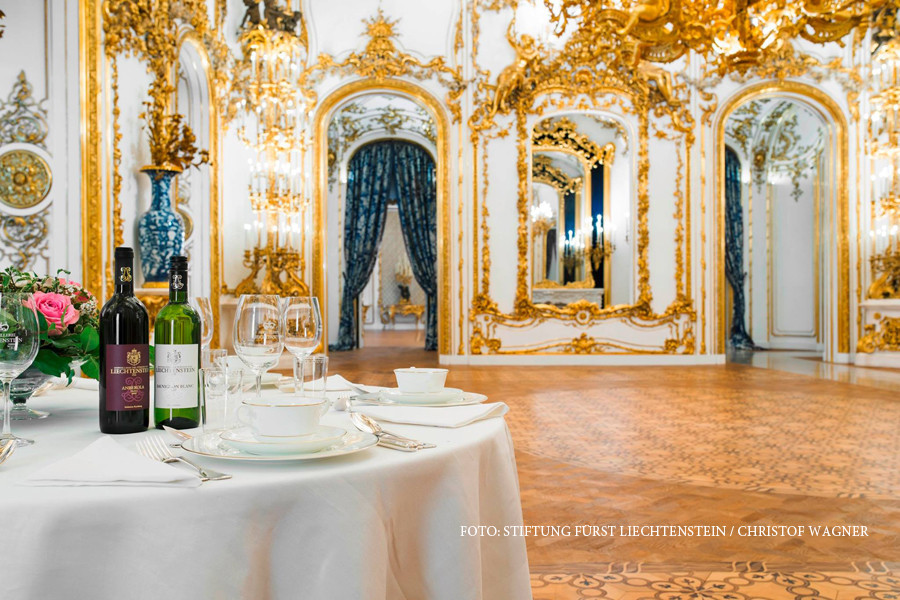 Sute de romani au fost pacaliti cu un revelion de vis intr-un palat din Viena. "Vacanta noastra s-a cam dus"