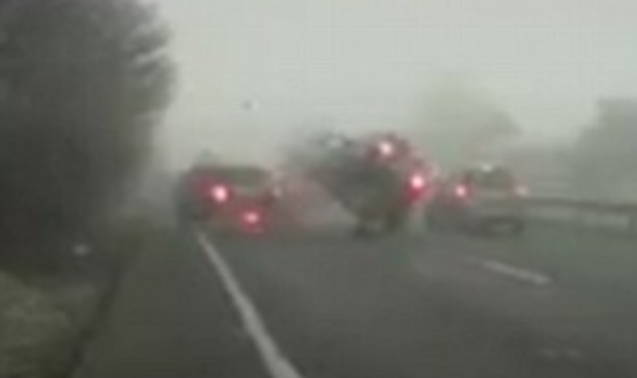 Accident cu 30 de masini pe autostrada A40 din Marea Britanie. O femeie a murit si doi pasageri sunt grav raniti