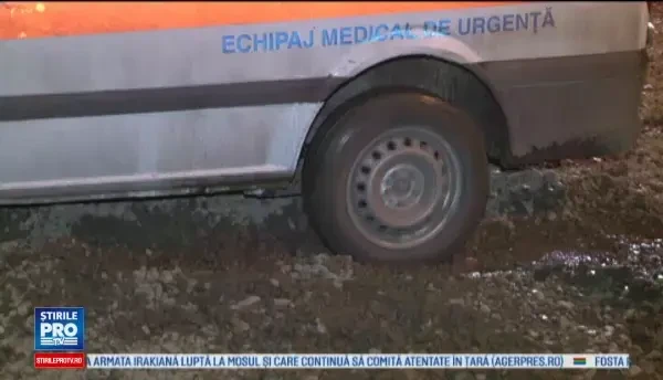 O ambulanta a ramas impotmolita in noroi, dupa ce a preluat o pacienta. Pompierii sunt cei care au salvat situatia