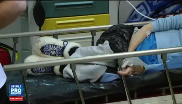 Doi batrani au fost batuti cu bestialitate de fiul lor, care nu recunoaste nimic. Tatal acestuia este in stare critica