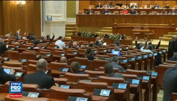 Cererea de reexaminare a lui Iohannis privind legea care elimina 102 taxe, respinsa si de Camera Deputatilor
