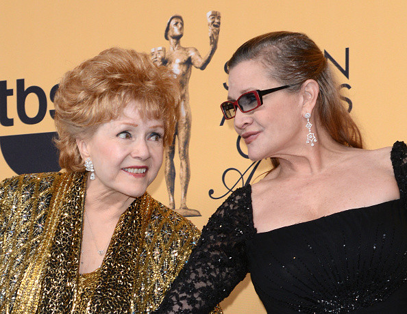 Debbie Reynolds si fiica sa, Carrie Fisher, vor fi inmormantate una langa alta, la Hollywood