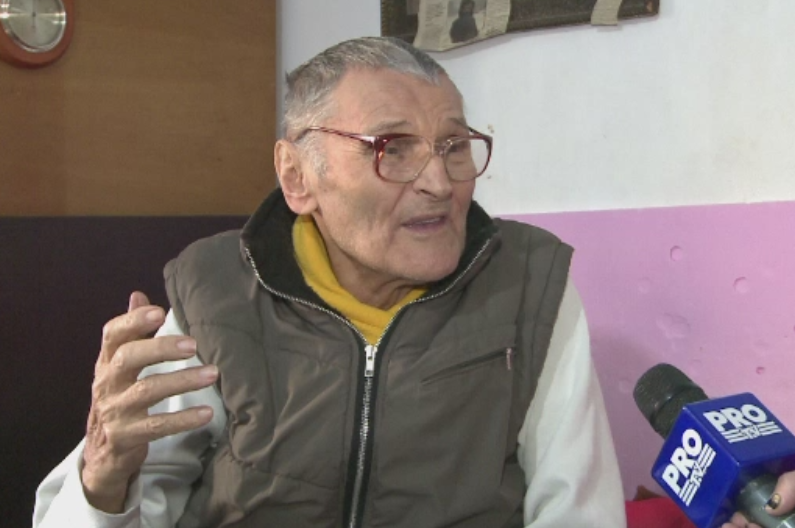 "Mos Craciunul" sarmanilor. Pensionarul din Slatina care a donat 2 incubatoare spitalului si a cumparat case pentru nevoiasi