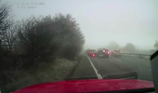 Accident in lant pe o autostrada din Marea Britanie. Gheata de pe sosea si ceata densa ar fi dus la carambol